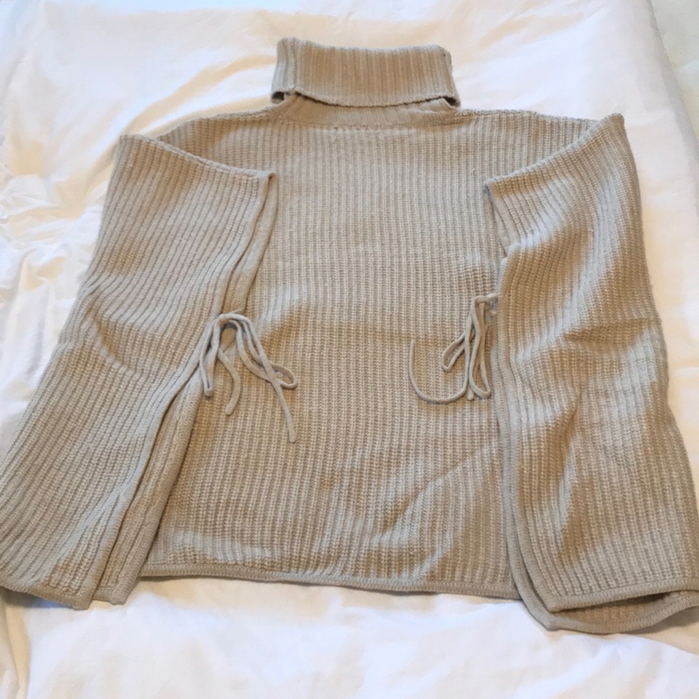 Loft poncho with ties on the sides